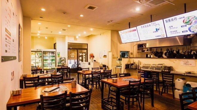 メニューが掲げられた店内の様子