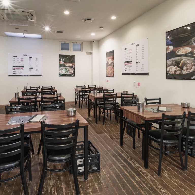 落ち着いた雰囲気の店内