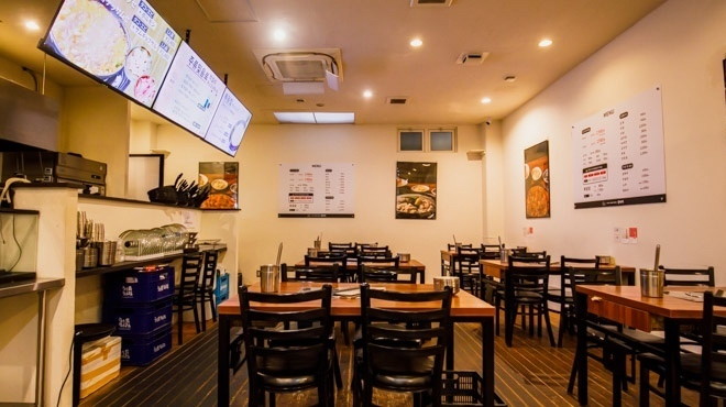 テーブル席が並ぶ明るい店内